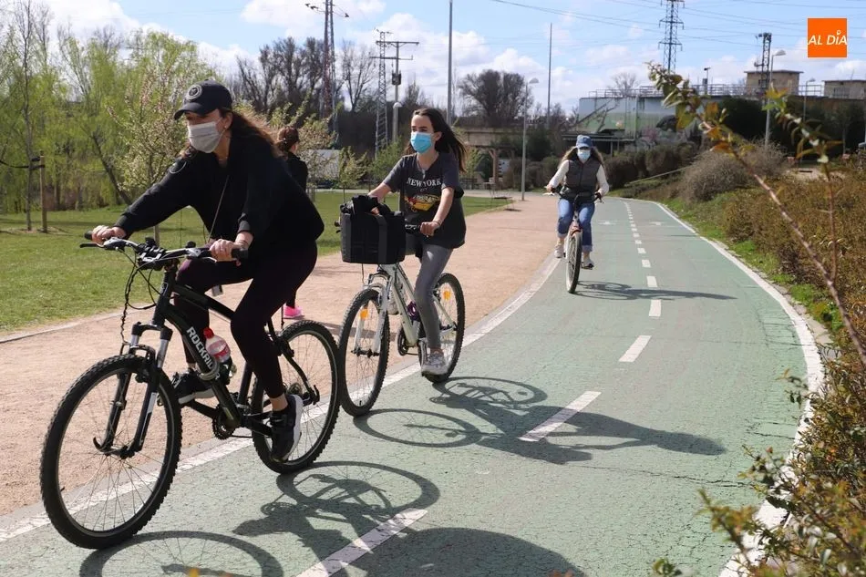 Foto 4 - Las ganas de primavera llenan las orillas del Tormes de vecinos disfrutando del paseo dominical
