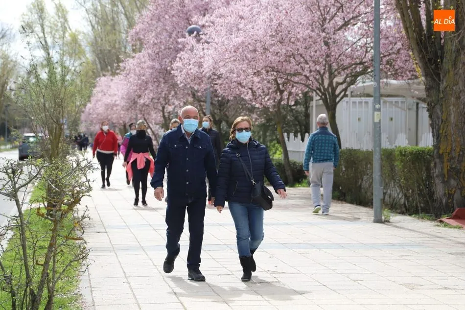 Foto 3 - Las ganas de primavera llenan las orillas del Tormes de vecinos disfrutando del paseo dominical