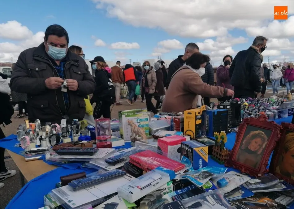 Nueva jornada multitudinaria en el rastro de Salamanca - Lydia González