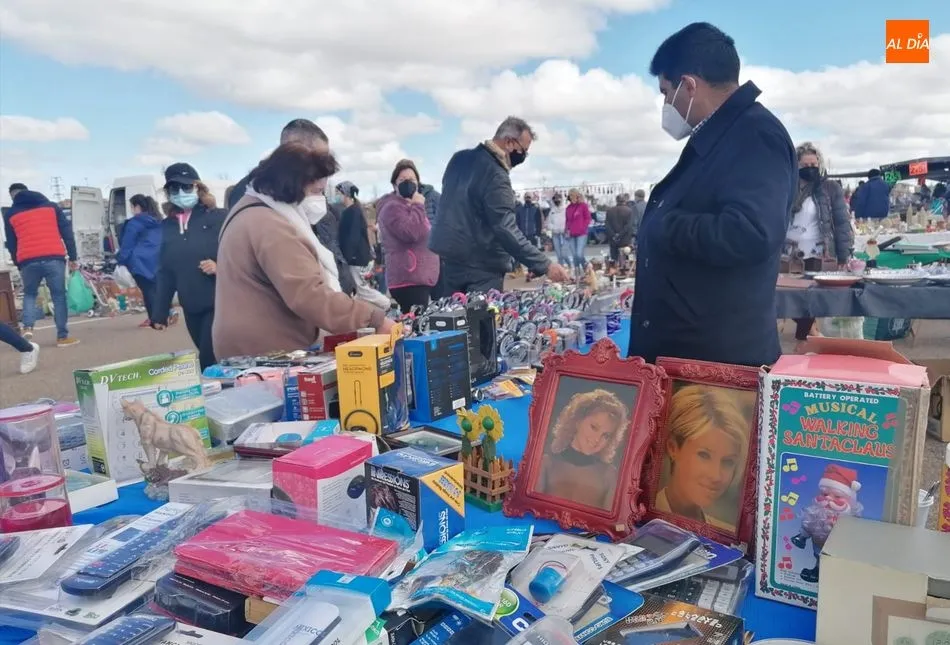 Foto 6 - El rastro de La Aldehuela vuelve a llenarse de p&uacute;blico