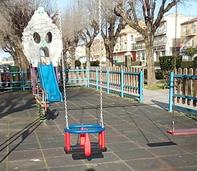 Foto 3 - Solventados varios desperfectos en los parques infantiles  