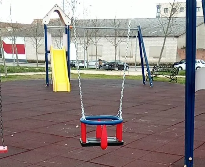 Foto 2 - Solventados varios desperfectos en los parques infantiles  