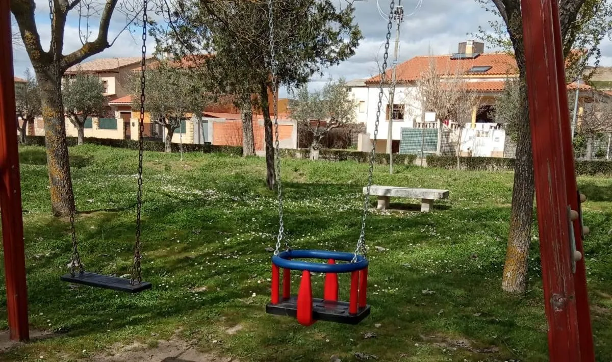 Foto 4 - Solventados varios desperfectos en los parques infantiles  