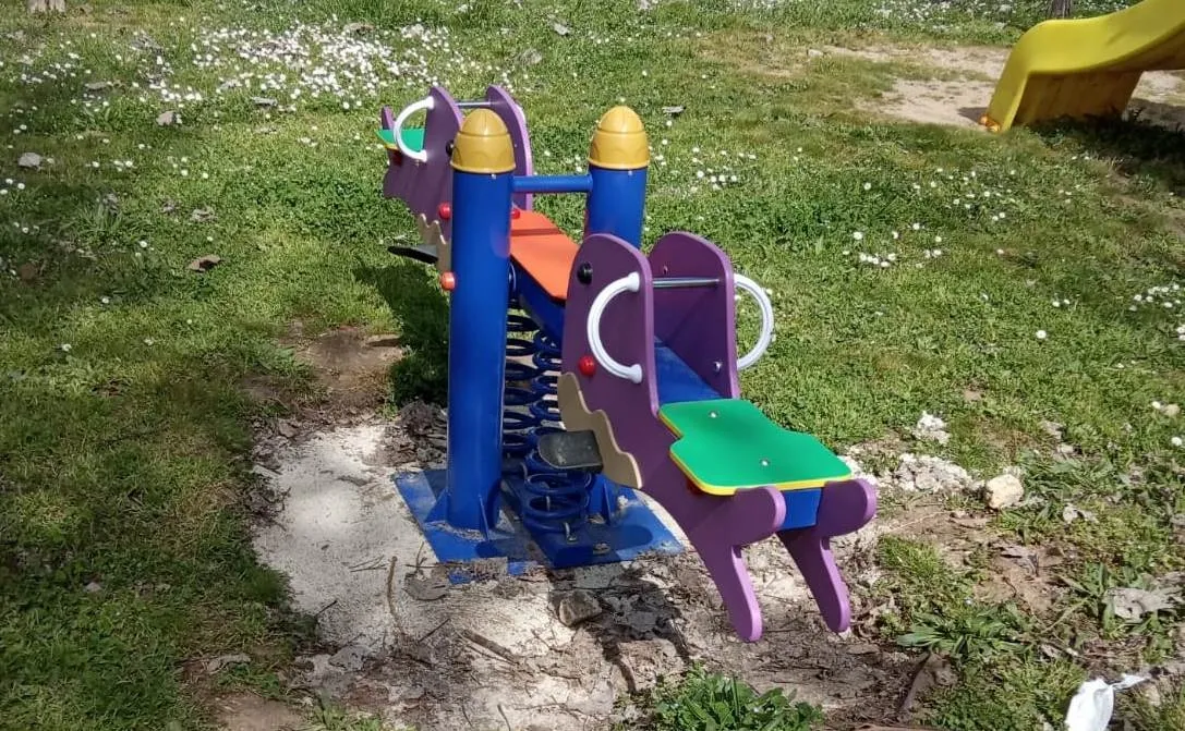 Foto 6 - Solventados varios desperfectos en los parques infantiles  