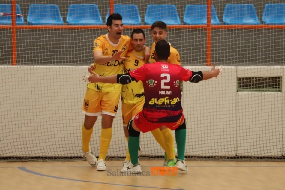 Foto 2 - El FS Salamanca Unionistas gana al River Zamora en un tenso partido (5-3)  