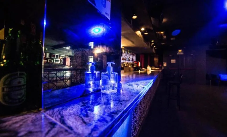 Un dispensador de gel en un local nocturno - Archivo