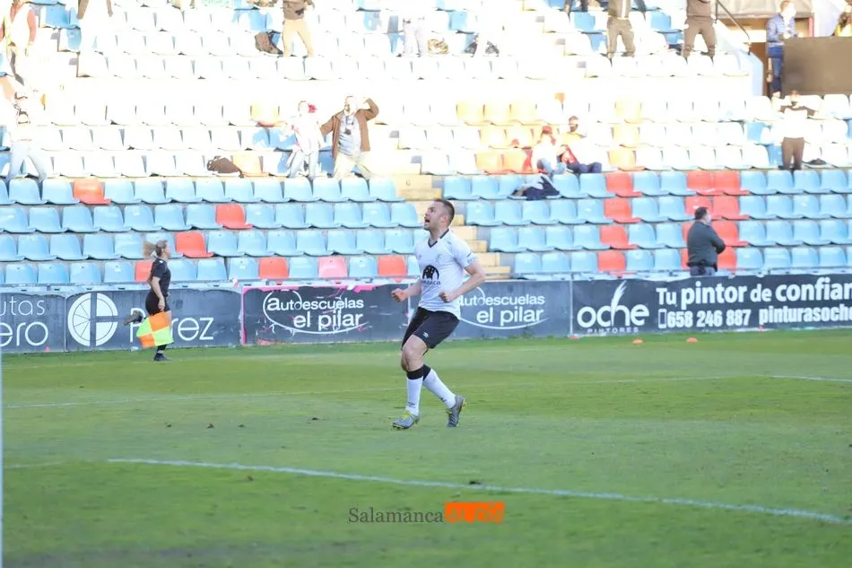 Foto 11 - El rey de los derbis ha vuelto: el Salamanca UDS remonta, manda a la lona a Unionistas y le...