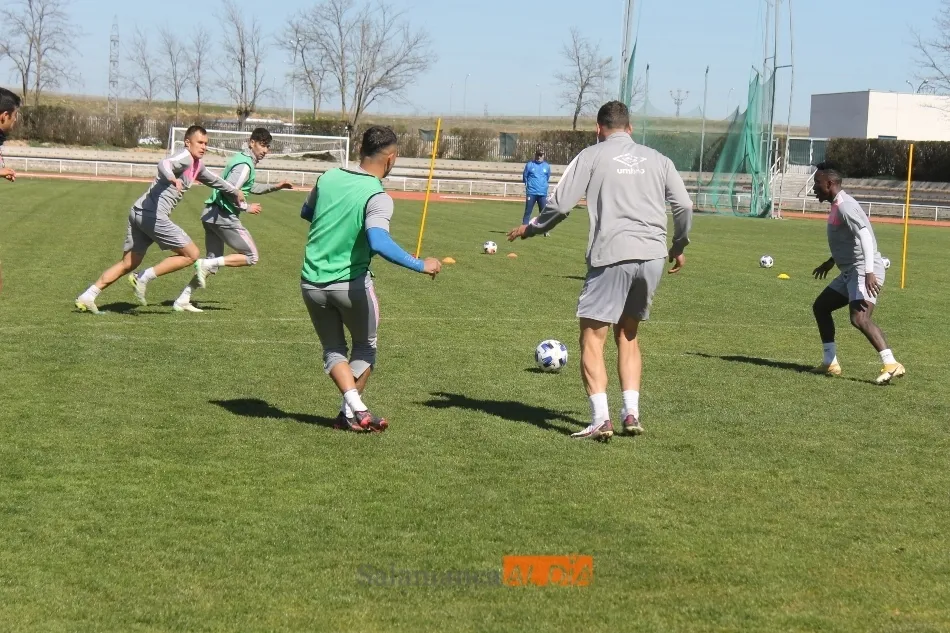 Foto 9 - Caras felices en el entrenamiento del Salamanca UDS despu&eacute;s de ganar el derbi a Unionistas