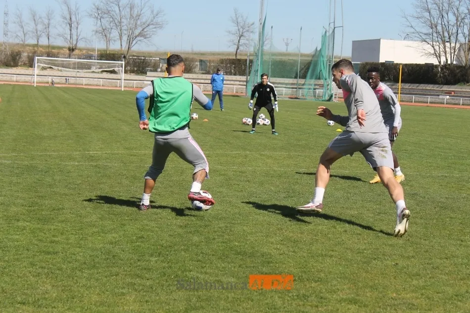Foto 8 - Caras felices en el entrenamiento del Salamanca UDS despu&eacute;s de ganar el derbi a Unionistas