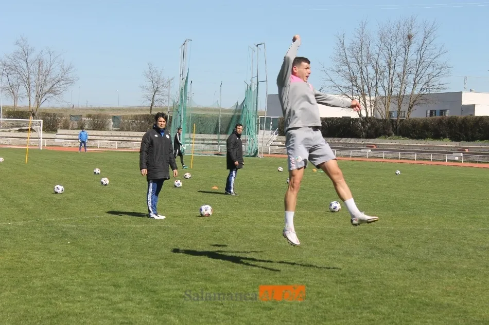 Foto 2 - Caras felices en el entrenamiento del Salamanca UDS despu&eacute;s de ganar el derbi a Unionistas