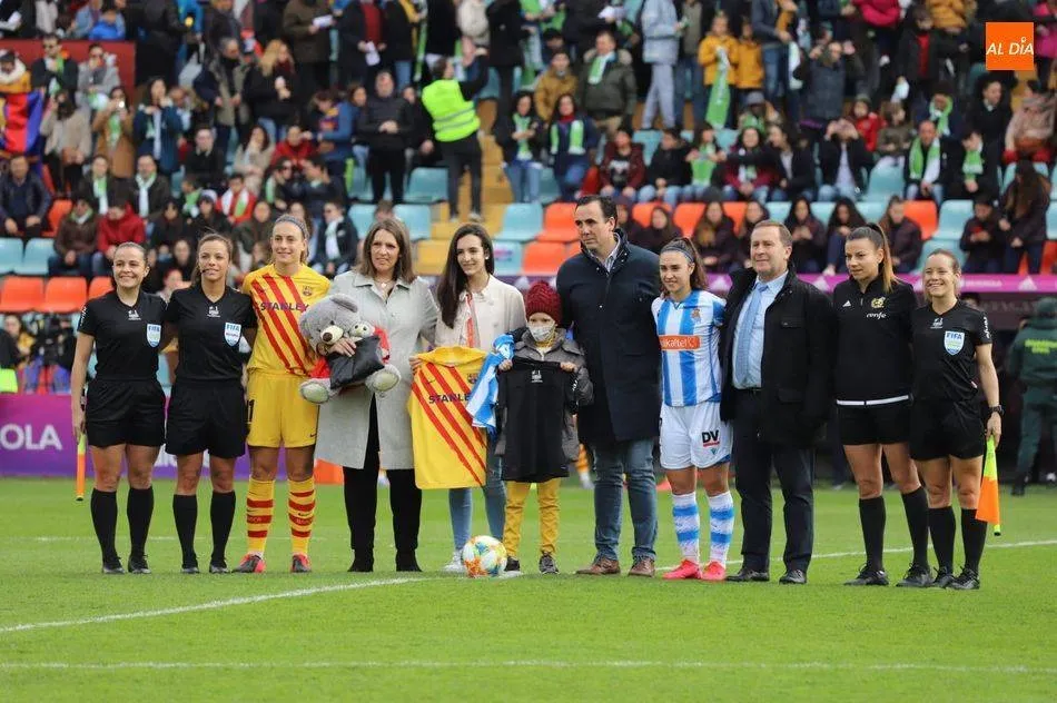 Foto 2 - El precioso gesto del Salamanca UDS y Unionistas con Mar&iacute;a, la &lsquo;princesa guerrera futbolera&rsquo;,...