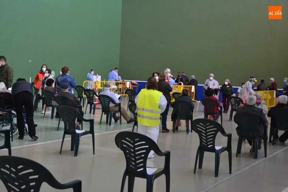 Foto 11 - Vacunadas otras 180 personas en el Pabell&oacute;n Eladio Jim&eacute;nez con mejor organizaci&oacute;n  