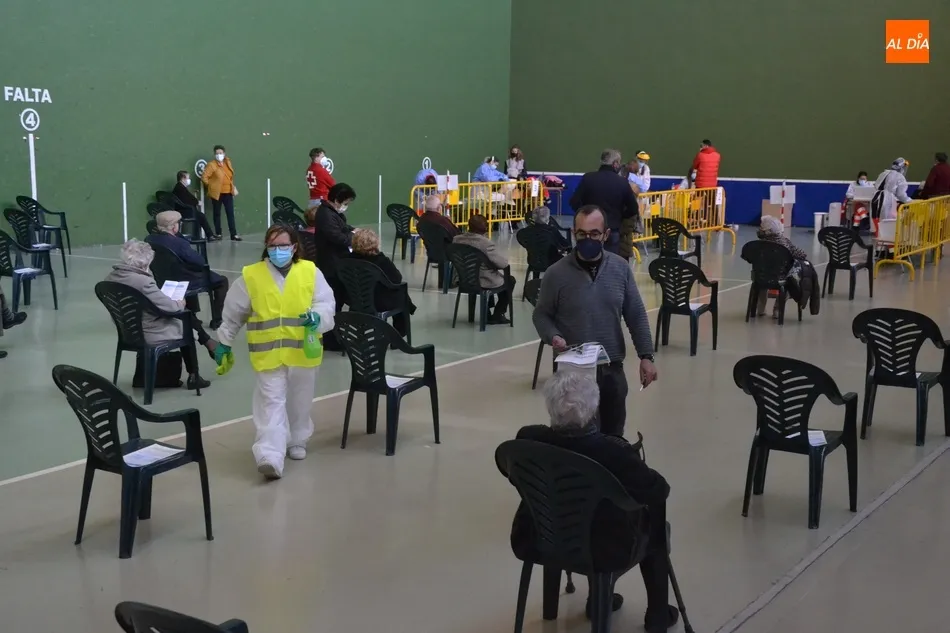 Foto 2 - Vacunadas otras 180 personas en el Pabell&oacute;n Eladio Jim&eacute;nez con mejor organizaci&oacute;n  