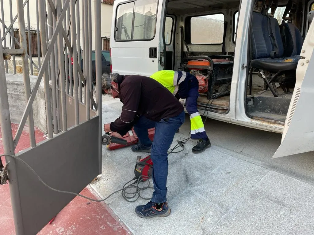Foto 4 - Trabajos de mejora del &aacute;rea de mantenimiento del Ayuntamiento en diferentes puntos de la villa...