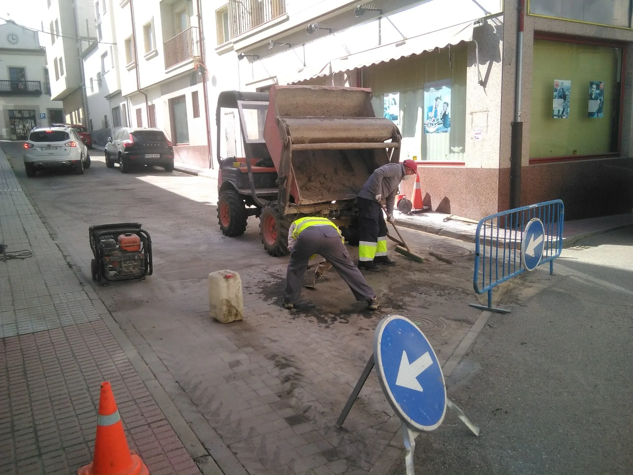 Foto 3 - Trabajos de mejora del &aacute;rea de mantenimiento del Ayuntamiento en diferentes puntos de la villa...