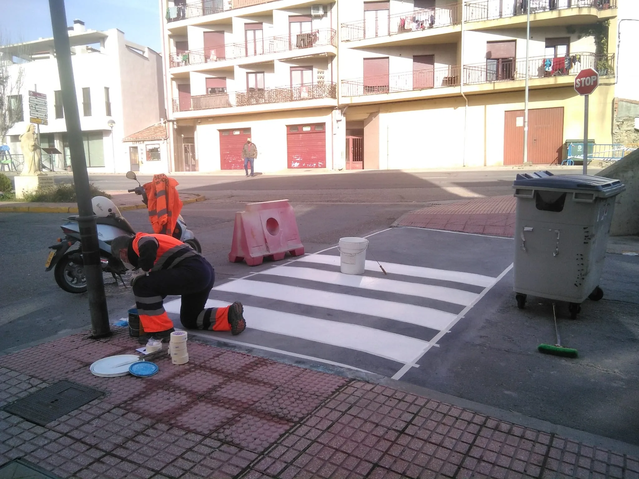 Foto 2 - Trabajos de mejora del &aacute;rea de mantenimiento del Ayuntamiento en diferentes puntos de la villa...