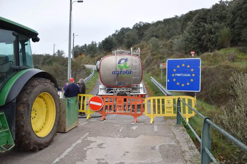 Los ganaderos de La Bouza deberán seguir ingeniándoselas para hacer llegar su leche al otro lado de la frontera | Foto Juan Antonio Martín