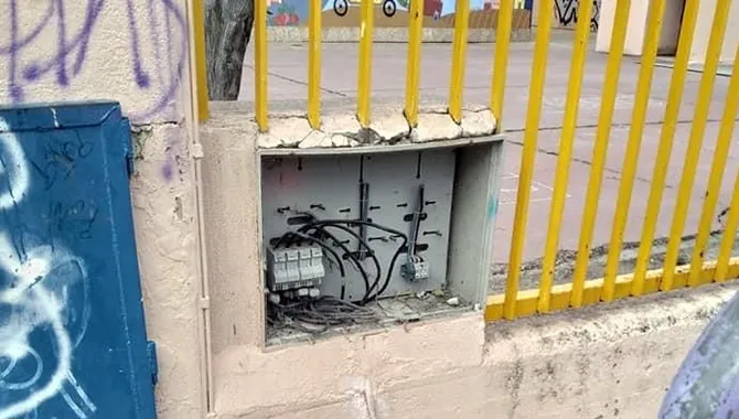 Imagen de un contador de la luz dañado en el entorno del colegio Severiano Montero. Foto: Cs