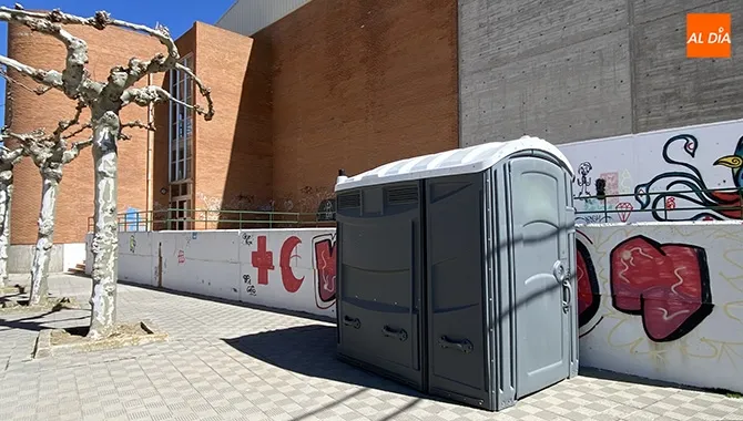 El Ayuntamiento instala un baño adaptado para cumplir con el requisito pedido por Sanidad para continuar en el pabellón con la vacunación