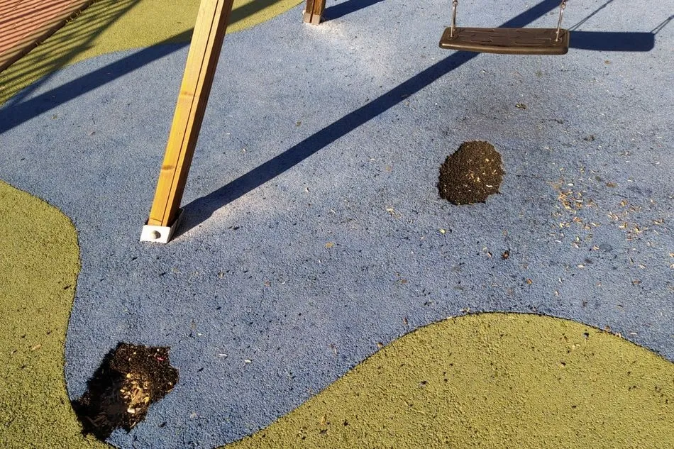 Foto 4 - El PP denuncia el estado del parque infantil de El Murall&oacute;n desde hace meses