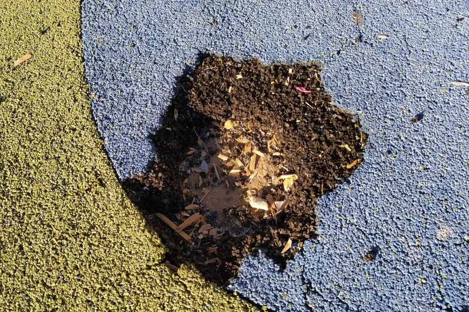 Foto 2 - El PP denuncia el estado del parque infantil de El Murall&oacute;n desde hace meses