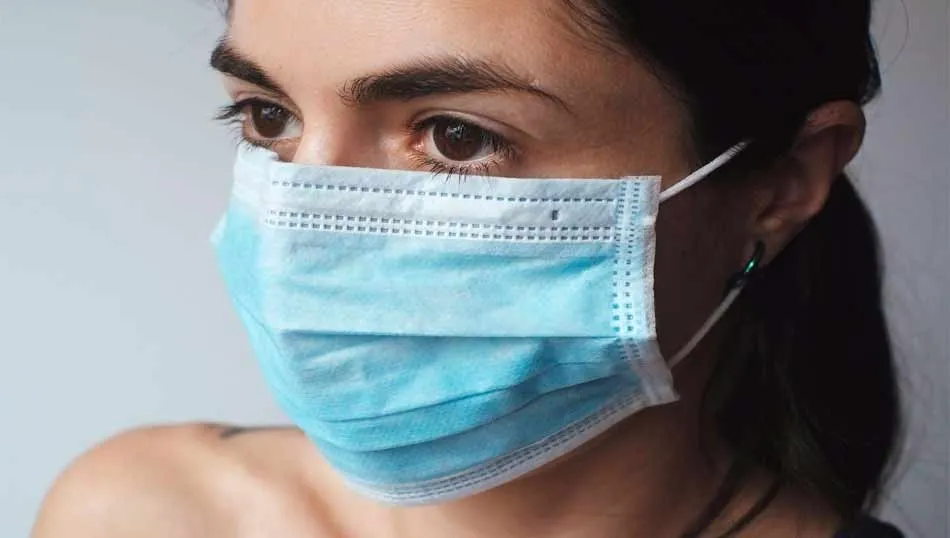 Mujer con mascarilla