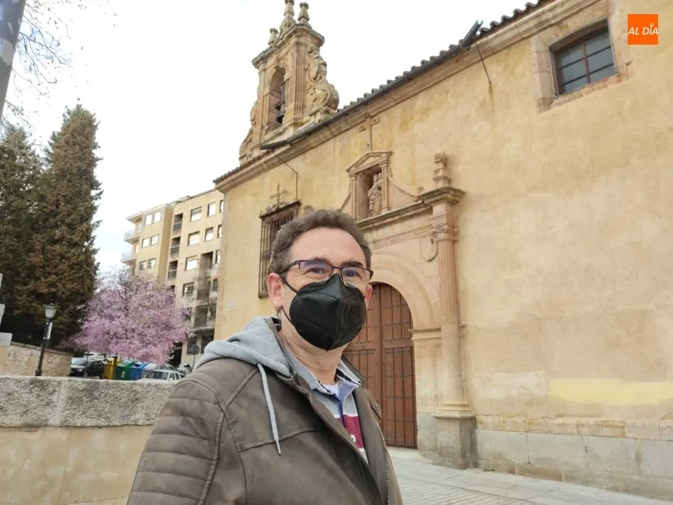Francisco Ballesteros, presidente de la Ilustre cofradía de la Santa Cruz del Redentor y de la Purísima Concepción de la Virgen, su madre. | Jorge Holguera