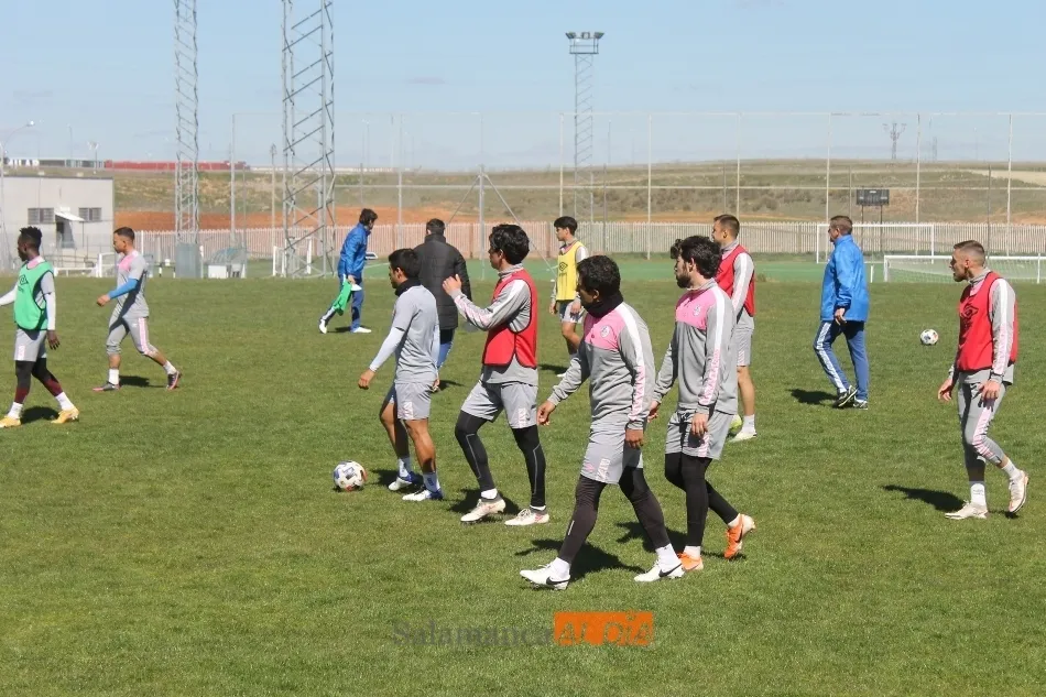 Foto 10 - Escobar no da ni un respiro al Salamanca UDS y mete intensidad en el entrenamiento tras el d&iacute;a de...