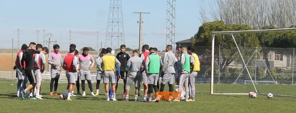 Foto 5 - Escobar no da ni un respiro al Salamanca UDS y mete intensidad en el entrenamiento tras el d&iacute;a de...