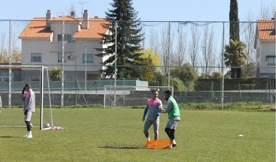 Foto 2 - Escobar no da ni un respiro al Salamanca UDS y mete intensidad en el entrenamiento tras el d&iacute;a de...
