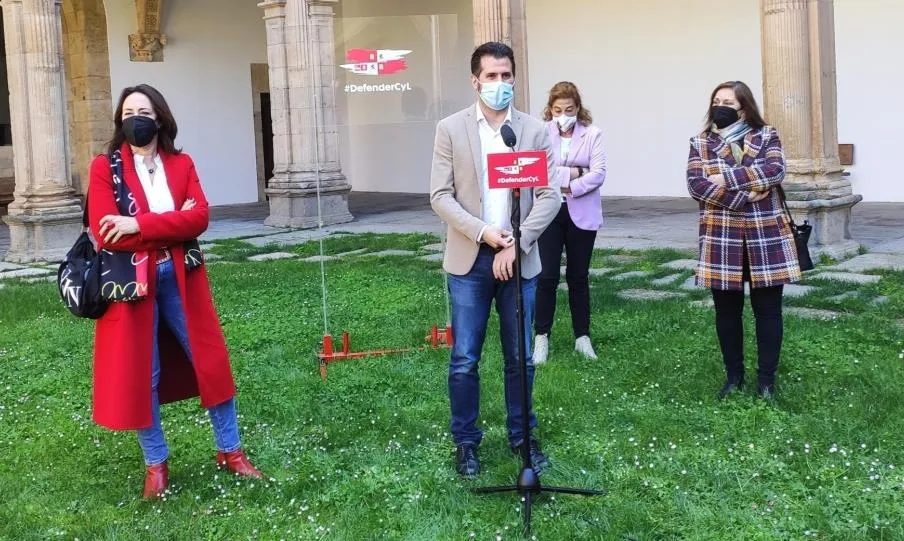 Luis Tudanca atiende a los medios de comunicación en Salamanca. Foto EP