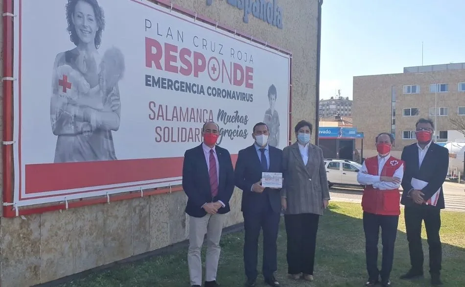 Encuentro de Jesús Juanes, presidente de Cruz Roja Salamanca, junto a otros responsables de esa entidad, con el delegado de la Junta, Eloy Ruiz