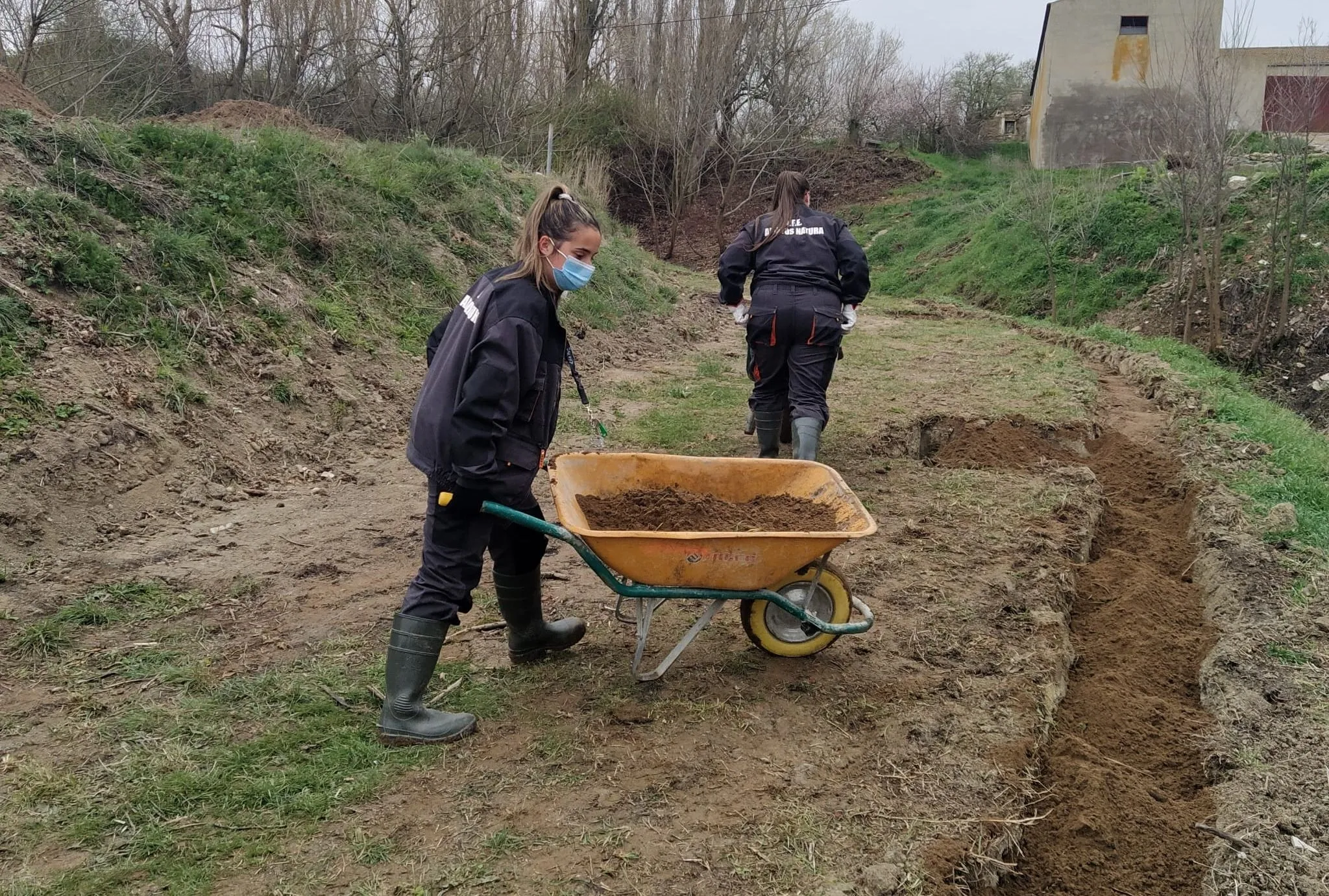 Alumnos del AFE Amatos Natura realizando tareas de restauración ambiental
