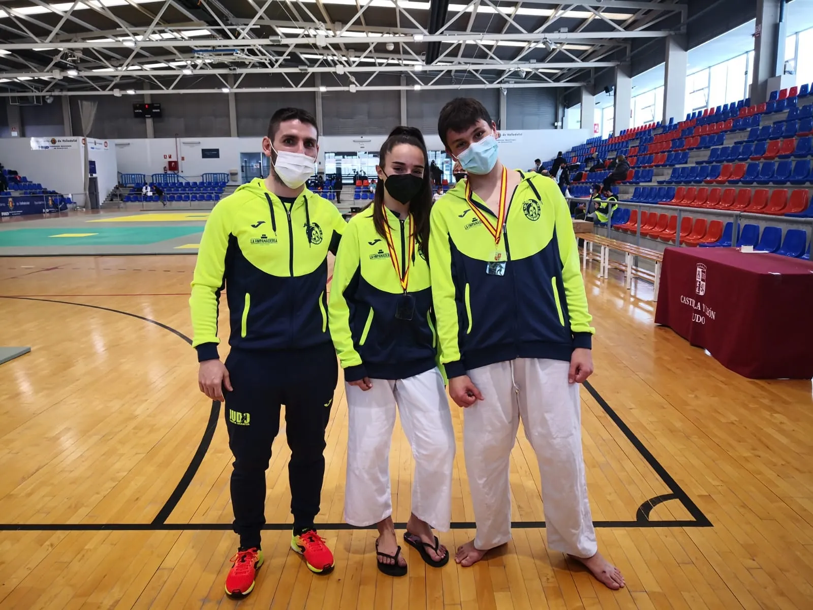 Varios judocas posan para la foto