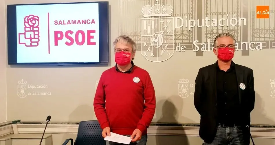 El portavoz del Grupo Socialista en la Diputación, Fernando Rubio, y el diputado provincial, Manuel Ambrosio Sánchez, en la Diputación. Foto de Lydia González