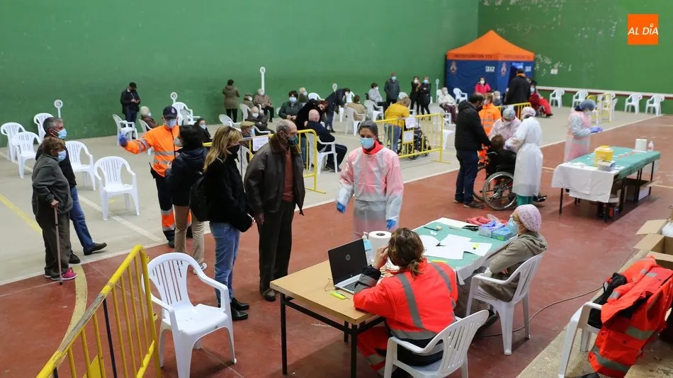 En esta ocasión correspondía la segunda dosis para los dependientes vacunados hace tres semanas, en su mayoría / CORRAL