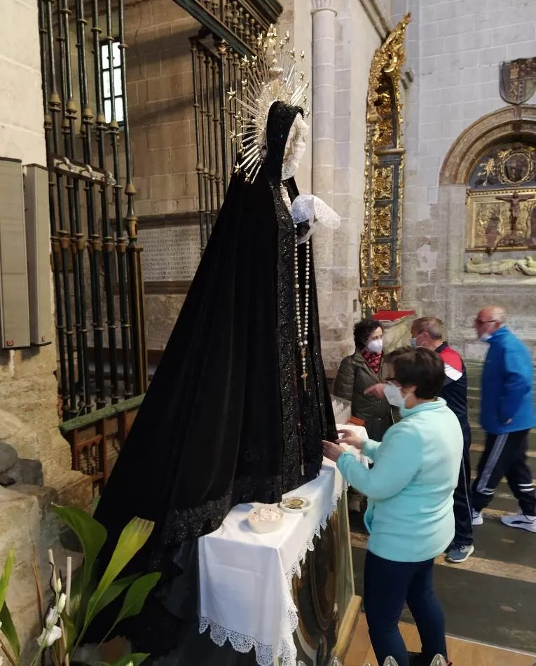 Foto 2 - Preparada la imagen de La Soledad para el arranque de la novena en su honor  