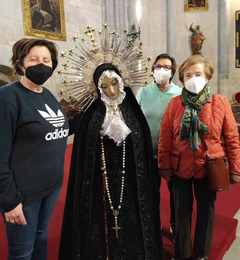 Foto 6 - Preparada la imagen de La Soledad para el arranque de la novena en su honor  