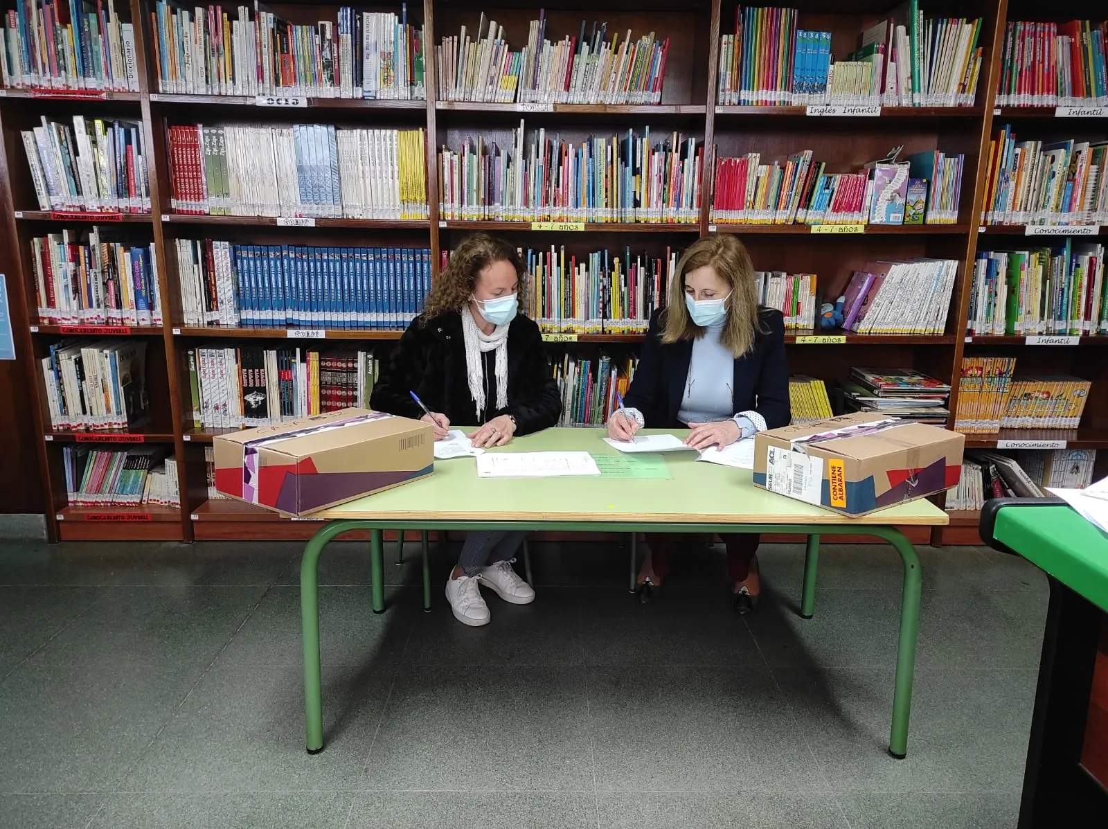 Rubrica de la donación por parte de Concepción Miguélez y Ascensión Serrano