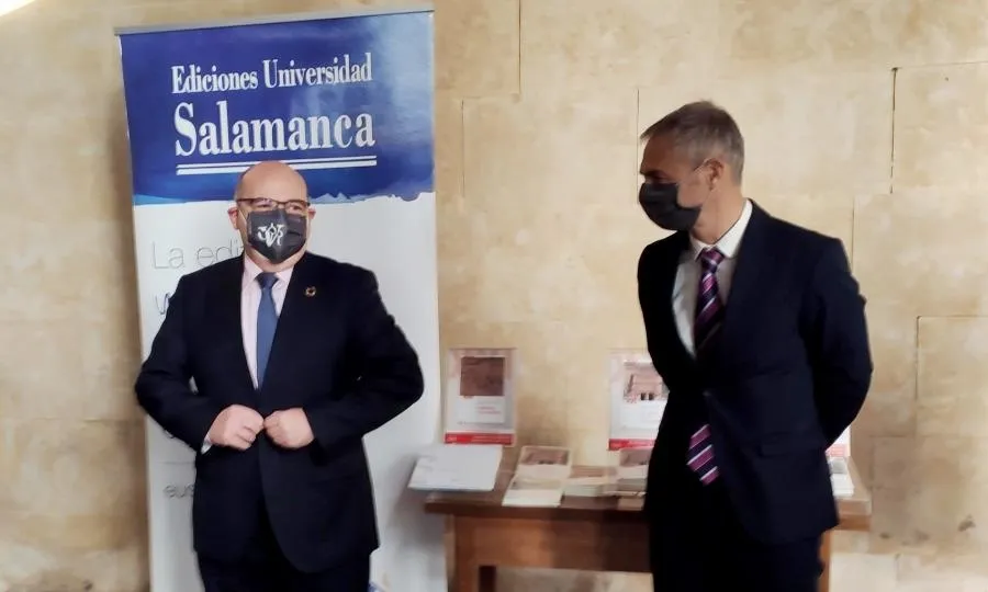 El secretario general de Universidades, José Manuel Pingarrón (i), junto al rector de la USAL, Ricardo Rivero. Foto EP
