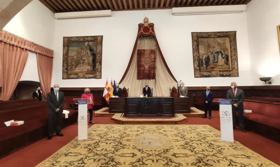 Acto de presentación en el Paranifno de la USAL de la colección de libros La Universidad del siglo XXI. Foto EP