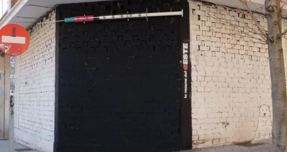 La vacuna del Oeste, obra de Felipe Piñuela en el Barrio del Oeste. Foto: Zoes