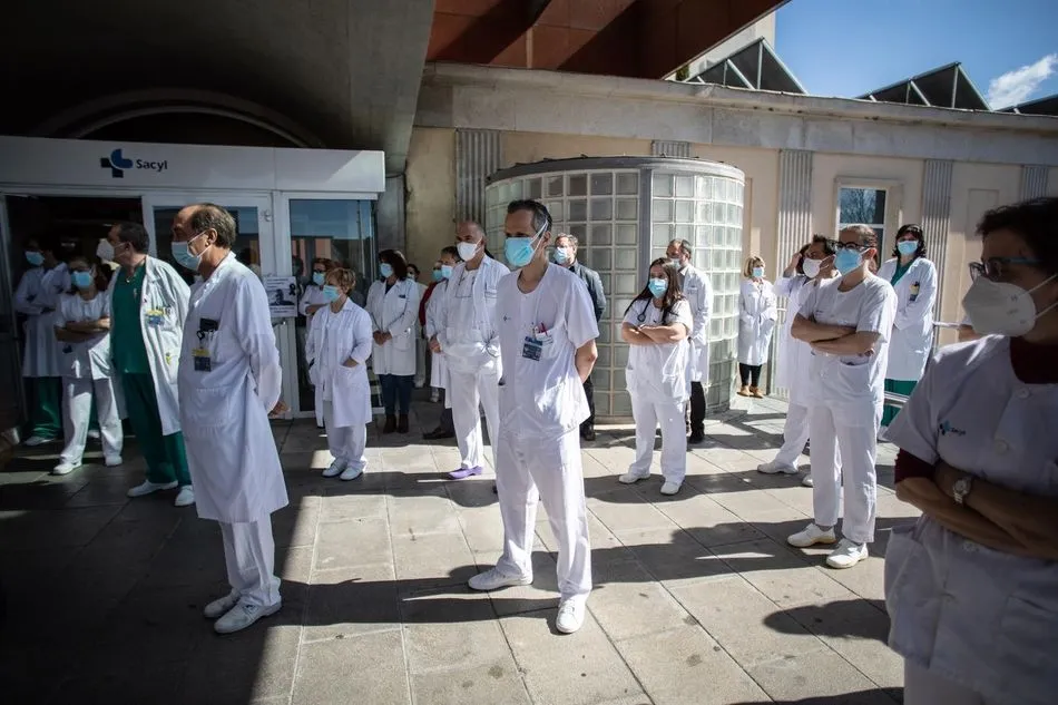 Trabajadores sanitarios participan en el minuto de silencio frente al Hospital Provincial Virgen de la Concha, en Zamora, el pasado 12 de marzo. Foto: EP