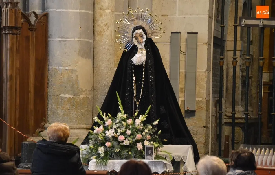 Foto 11 - M&aacute;s de una treintena de fieles asisten a la apertura de la Novena en honor a La Soledad  