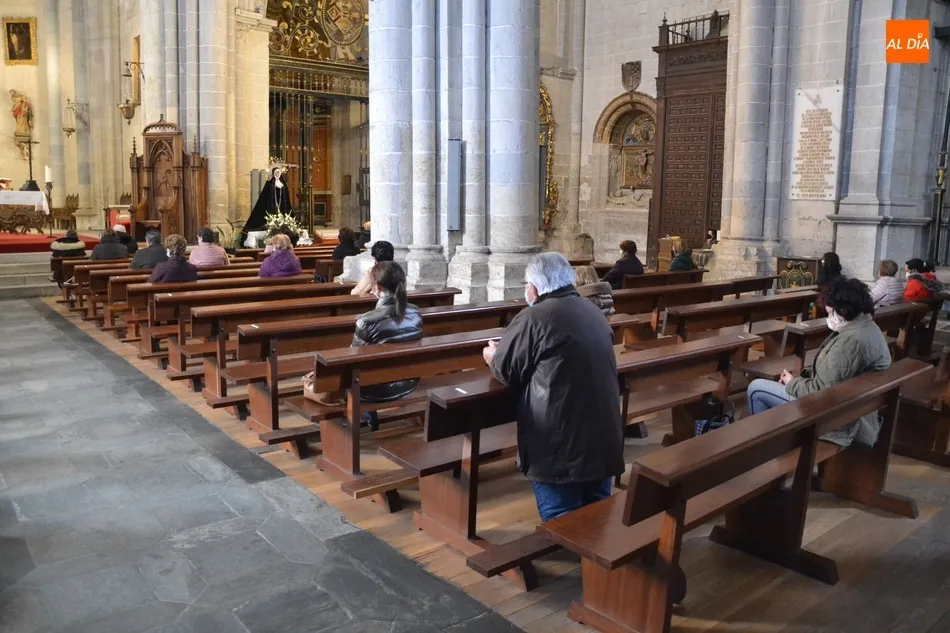 Foto 10 - M&aacute;s de una treintena de fieles asisten a la apertura de la Novena en honor a La Soledad  