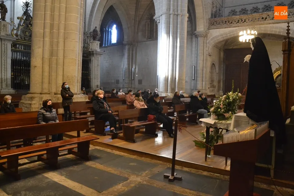 Foto 7 - M&aacute;s de una treintena de fieles asisten a la apertura de la Novena en honor a La Soledad  