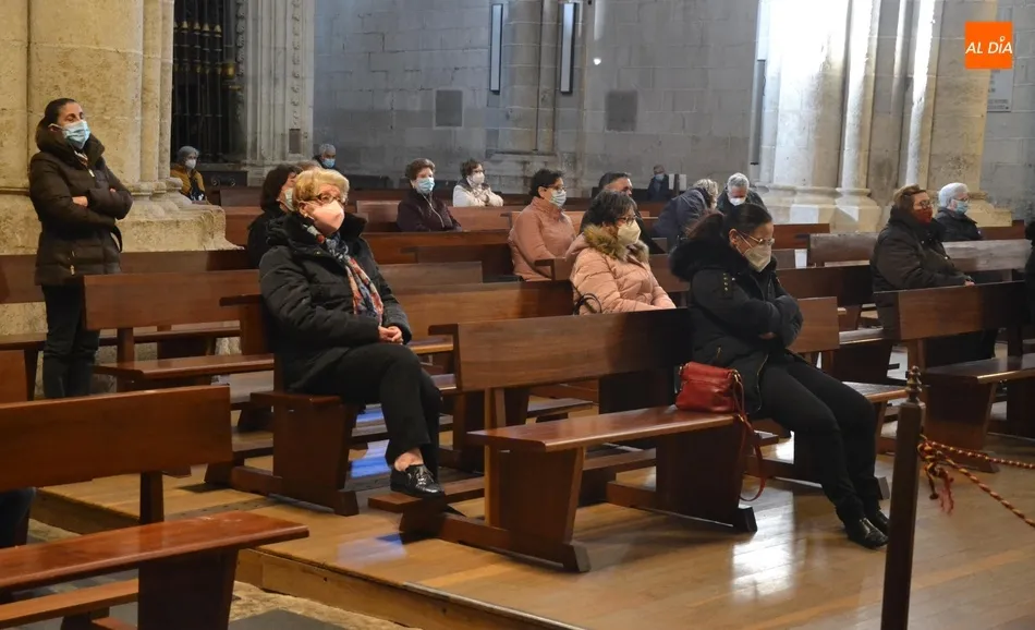 Foto 6 - M&aacute;s de una treintena de fieles asisten a la apertura de la Novena en honor a La Soledad  