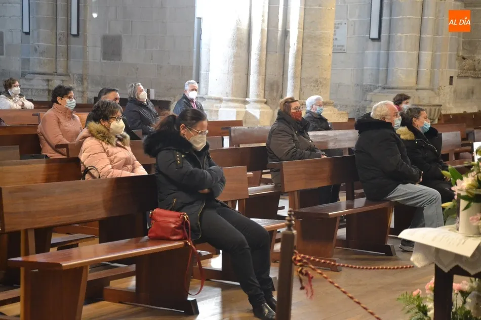 Foto 5 - M&aacute;s de una treintena de fieles asisten a la apertura de la Novena en honor a La Soledad  