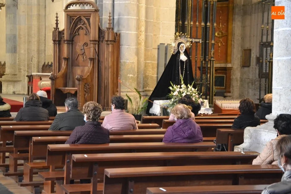 Foto 9 - M&aacute;s de una treintena de fieles asisten a la apertura de la Novena en honor a La Soledad  