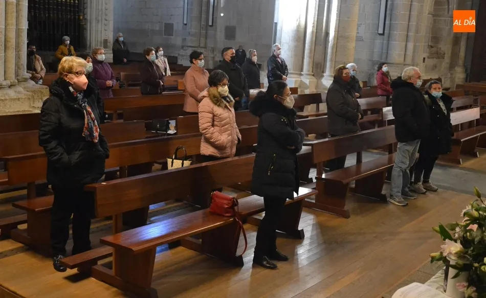 Foto 3 - M&aacute;s de una treintena de fieles asisten a la apertura de la Novena en honor a La Soledad  